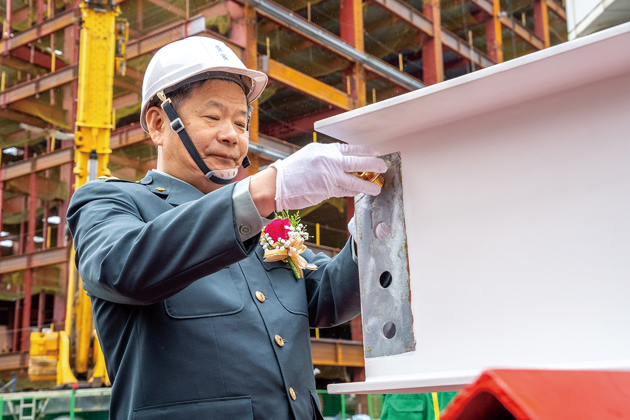 局長安裝金螺栓象徵樑柱永固祈求施工人員平安以及工程如期如質完成建築物主體框架鋼構骨架已穩健封頂正式達成階段性工程目標